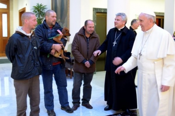 Bezdomovci, pápežMedzi bezdomovcami, s ktorými raň