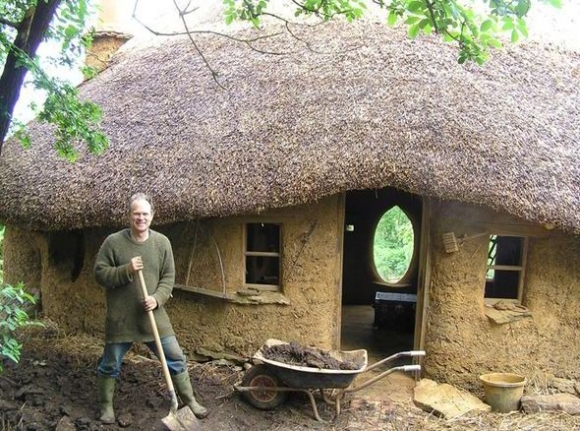 Farmár si postavil jedinečný hobití dom za necelýc