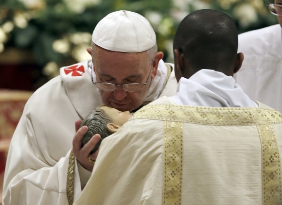 Pápež odslúžil svoju prvú vianočnú omšu