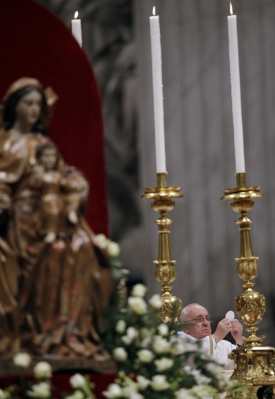 Pápež odslúžil svoju prvú vianočnú omšu