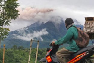 Sinabung sopka indonezia