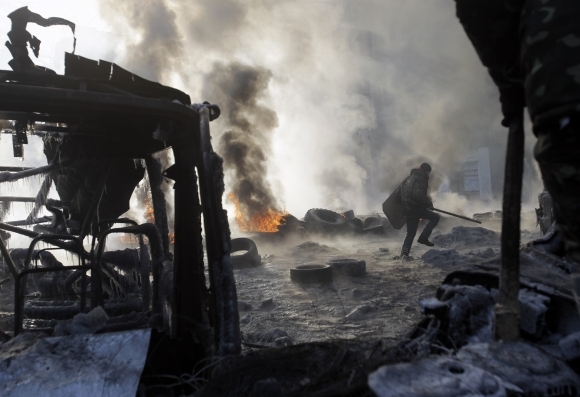 V zadymenom Kyjeve opäť horeli barikády