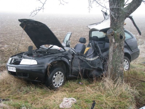Nehoda, auto, strom