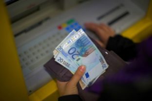 Peniaze, euro, bankomat