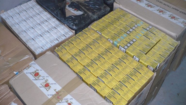 Colníci zaistili stovky tisíc cigariet
