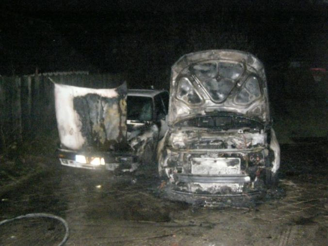 Hasiči museli likvidovať požiar dvoch áut pri Dunajskej Strede