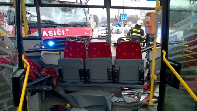 Hasičské auto sa v Bratislave zrazilo s autobusom