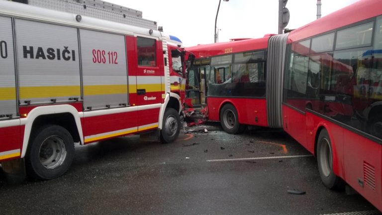 Hasičské auto sa v Bratislave zrazilo s autobusom