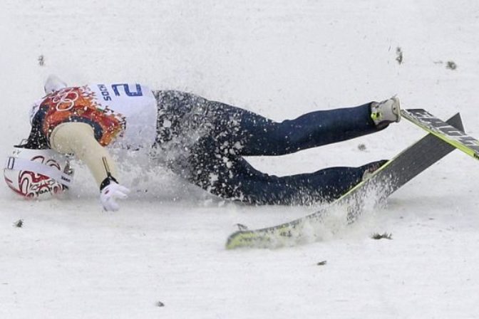 Упавший лыжник. Падение горнолыжника. Сломанные лыжи. Горные лыжи спортсмены падения. Поломанный сноуборд.