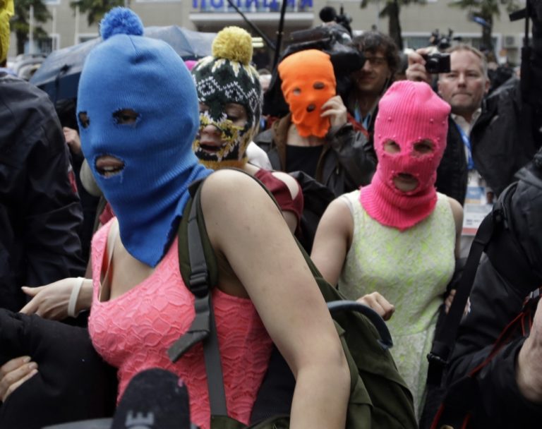 Kozácka hliadka v Soči použila proti Pussy Riot bičíky