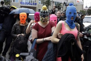 Kozácka hliadka v Soči použila proti Pussy Riot bičíky