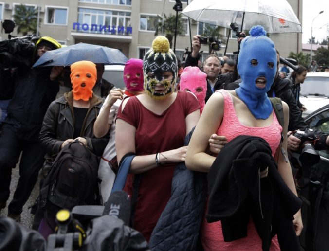 Kozácka hliadka v Soči použila proti Pussy Riot bičíky