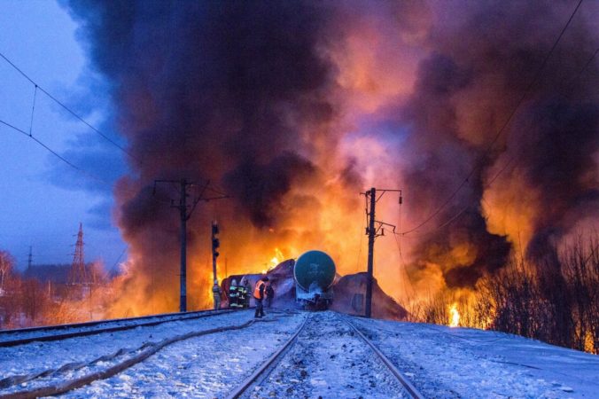 Neďaleko Moskvy sa vykoľajil vlak, evakuovali stovky ľudí