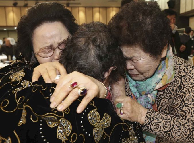 Rozdelené Kórejské rodiny sa po 50 rokoch konečne mohli objať