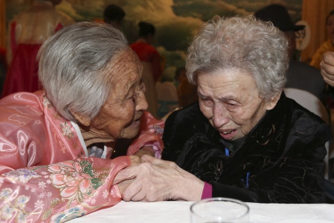 Rozdelené Kórejské rodiny sa po 50 rokoch konečne mohli objať