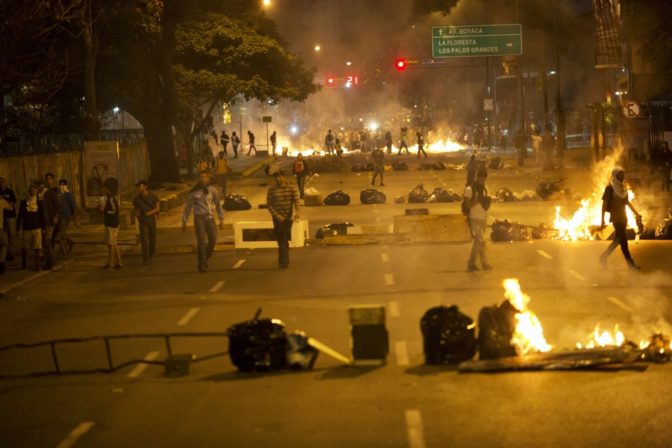 Situácia vo Venezuele je napätá, ľudia vyrazili do ulíc