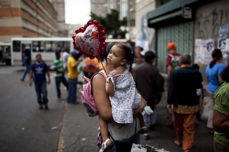 Situácia vo Venezuele je napätá, ľudia vyrazili do ulíc