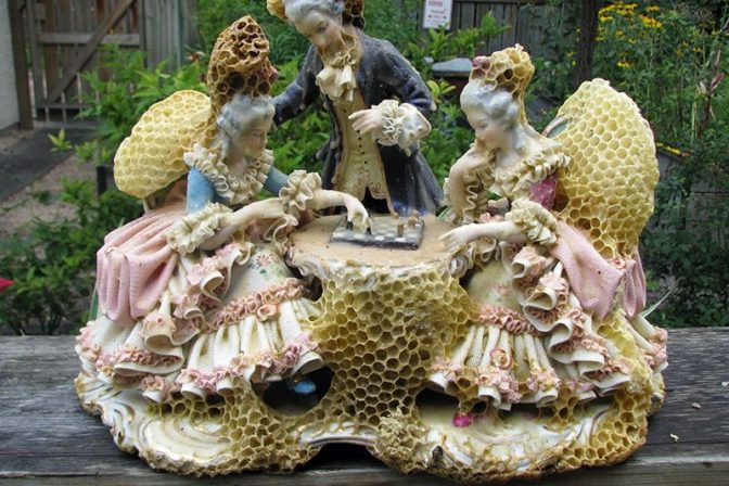 Sladká spolupráca: Umelkyni pri tvorbe sôch pomáhajú včely