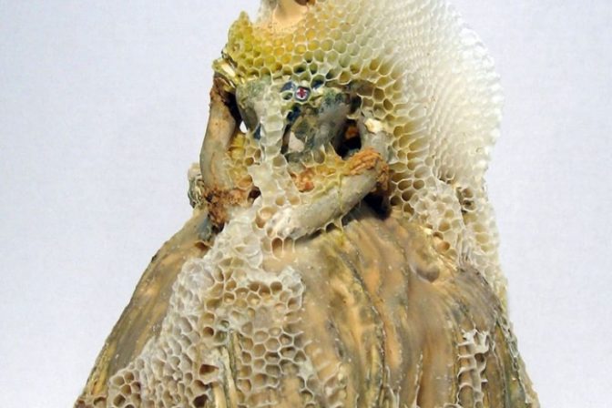 Sladká spolupráca: Umelkyni pri tvorbe sôch pomáhajú včely