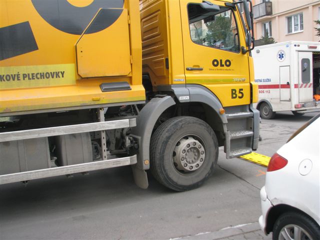 Smetiarske auto zrazilo v Bratislave ženu, tá neprežila
