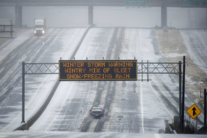 Snehová búrka v USA neustáva, zasiahla ho ďalšia vlna silného sneženia