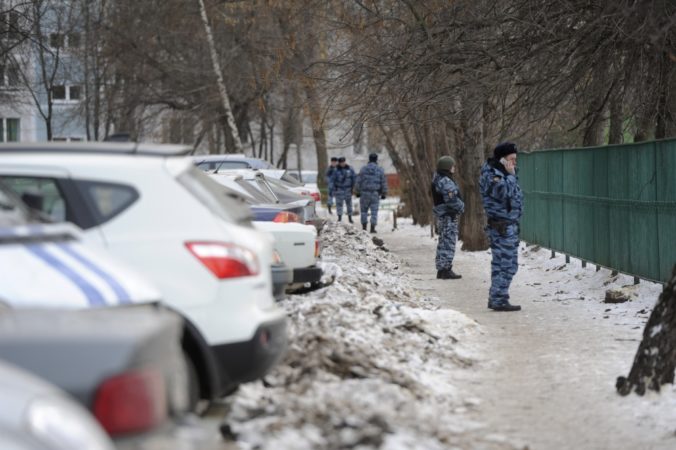 Študent moskovskej školy zastrelil učiteľa aj policajta