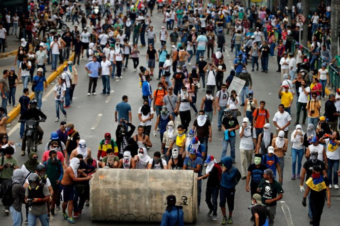 Študentský protest v Caracase sprevádzalo násilie