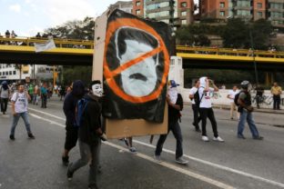 Študentský protest v Caracase sprevádzalo násilie