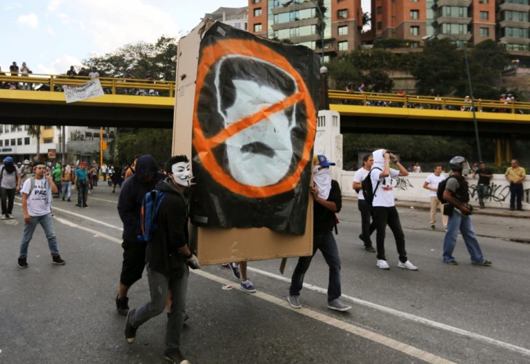 Študentský protest v Caracase sprevádzalo násilie