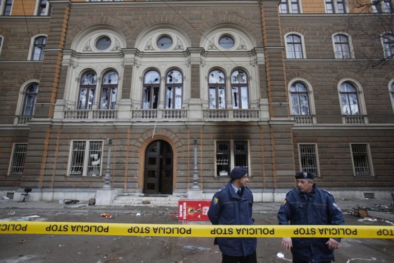 Tisíce ľudí vyšlo do ulíc, aby demonštrovalo proti bosnianskej vláde