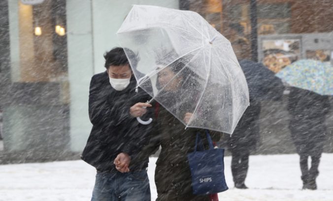 Tokio zasypal sneh, spôsobil dopravný kolaps