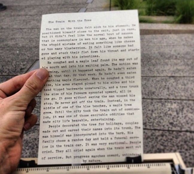 Túlavý pisár píše na ulici fascinujúce príbehy na počkanie