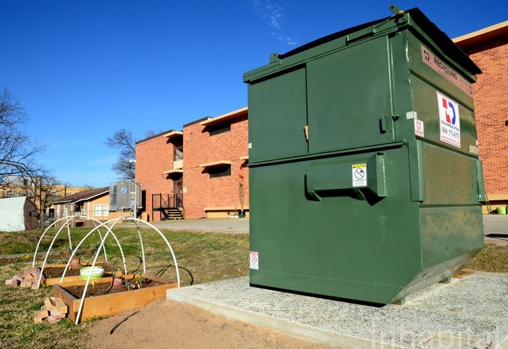 Učiteľ bude kvôli vzdelávaciemu projektu rok žiť v smetiaku