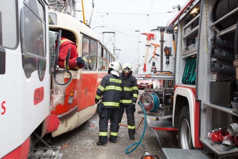 V centre Bratislavy sa zrazili električky, hlásia zranených
