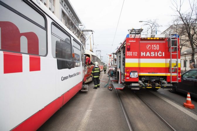 V centre Bratislavy sa zrazili električky, hlásia zranených