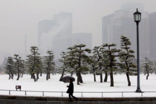 V Japonsku zúria snehové búrky