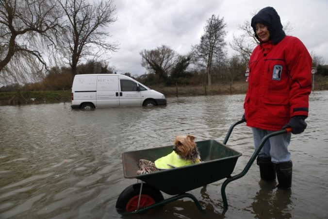 Veľkú Britániu zaliala voda, vyhlásili najvyšší stupeň pohotovosti
