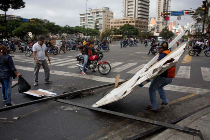 Venezuelská opozícia blokuje cesty v Caracase