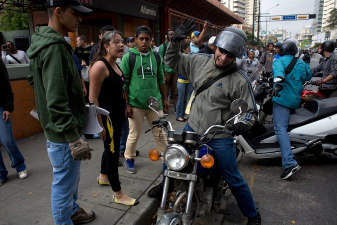 Venezuelská opozícia blokuje cesty v Caracase