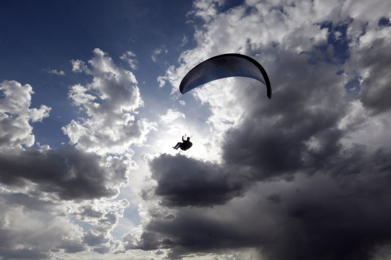 Vietor nebo paraglajding padak