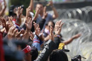 Voľby v Thajsku sprevádzajú prostesty