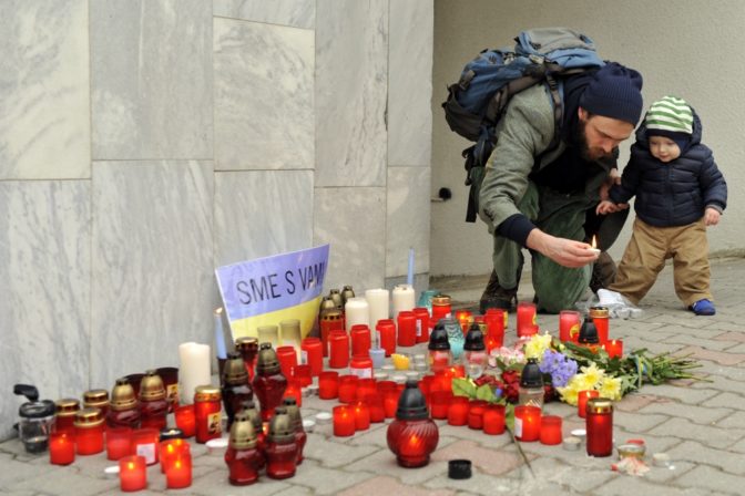 Za obete na Ukrajine horeli sviečky i v Bratislave