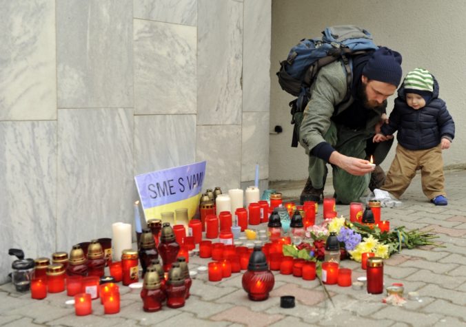 Za obete na Ukrajine horeli sviečky i v Bratislave