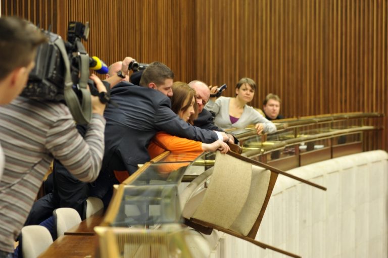 Žena chcela hodiť stoličku do poslancov