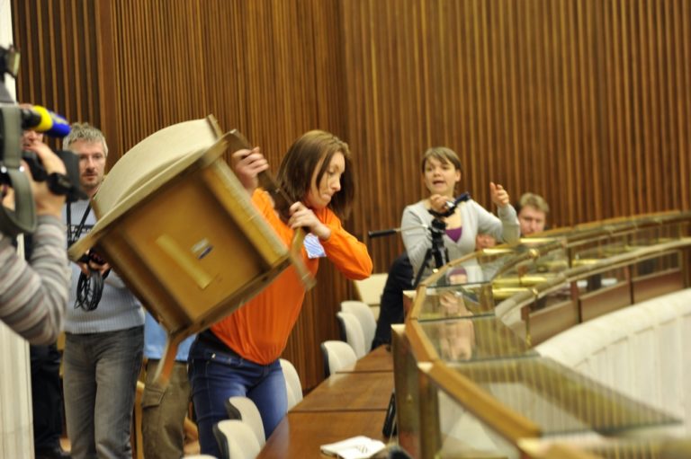 Žena chcela hodiť stoličku do poslancov