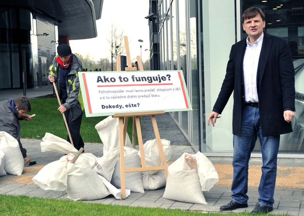 Alojz Hlina vysypal pred sídlo J&amp;T pšenicu