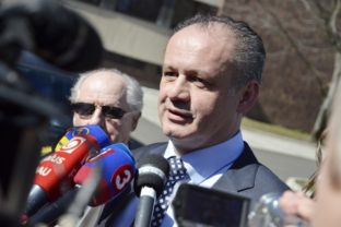 Andrej Kiska odvolil, prišiel s dcérou a otcom