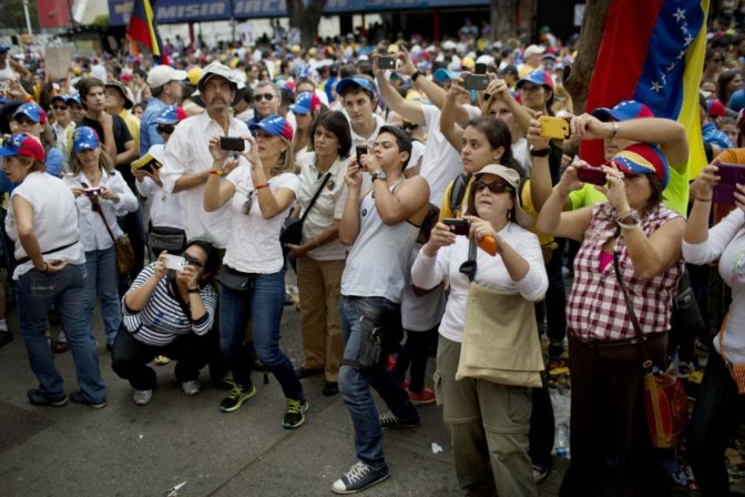 Caracas sa búri, ľudia opäť vyšli do ulíc