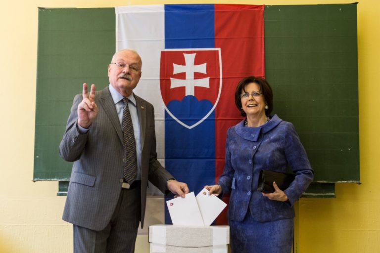 Dosluhujúci prezident odvolil, sprievod mu robila manželka