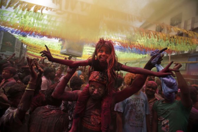 India je v eufórii, jar víta farebným sviatkom Holi